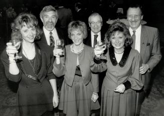 Cheers! Canadian broadcasters had their day at the Variety Club luncheon for the Gemini Awards in the Royal York Hotel Yesterday. Actress Dixie Seatle(...)