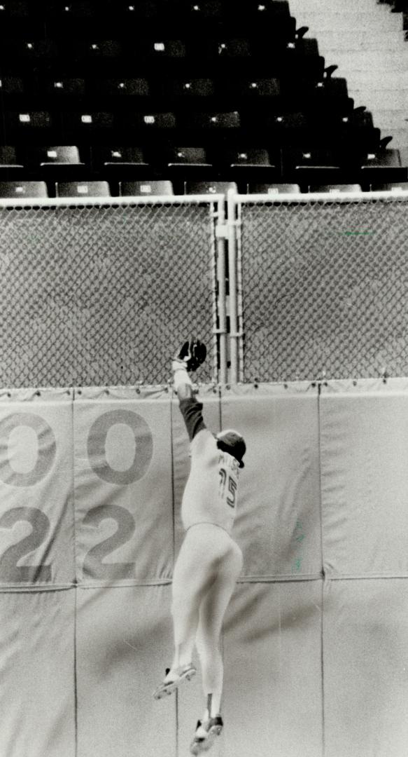 Trouble brewing. Blue Jays centre-fielder Lloyd Moseby made a great over-the-shoulder catch in the fifth inning to rob the Brewers' Robin Yount of an (...)