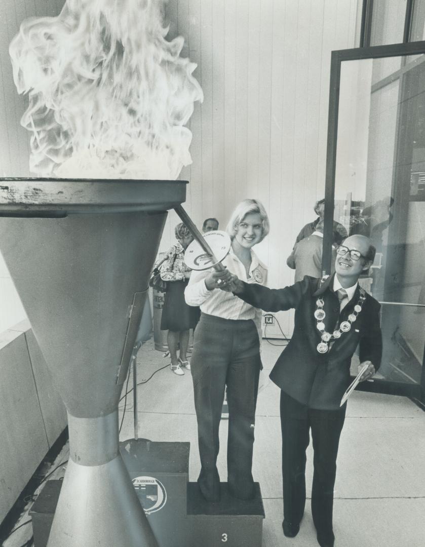 Cindy helps to open games. Just back from her record-breaking swim of the English Channel, Cindy Nicholas helps Scarborough Mayor Paul Cosgrove light (...)