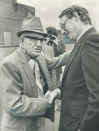 Closing his campaign quietly, Liberal Leader Robert Nixon yesterday shook hands in various ridings, flew to Ottawa to meet John Turner, former federal(...)