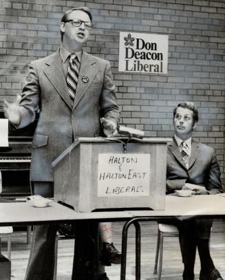 Ontario liberal leader Robert Nixon addresses potential convention delegates last night in Oakville while Donald Deacon, who is challenging hims for t(...)