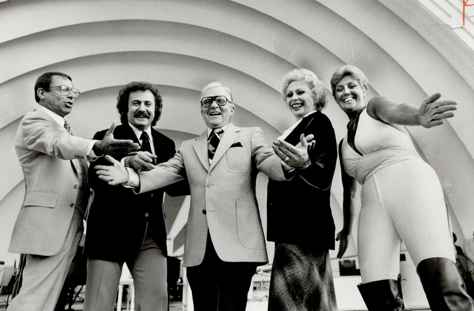 Here's to him, Billy O'Connor (centre) was serenaded by Jack Duffy, Allan Blye, Sylvia Murphy and Vanda King before a crowd of more than 1,000 at the (...)