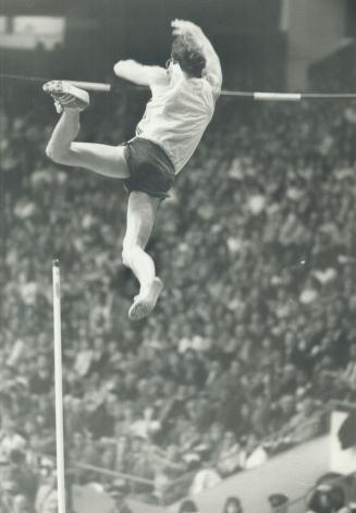 Most of the fans who ventured to Maple Leaf Gardens last night for The Toronto Star Indoor Games came to see if American Billy Olson could once again (...)