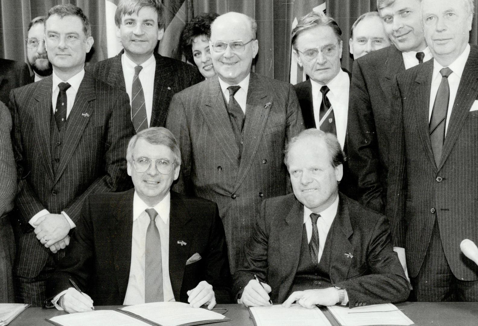 More co-operation, In front of a trade delegation, Ontario Industry Minister Hugh O'Neil, left, and Martin Herzog, Baden-Wuerttemberg's economics mini(...)