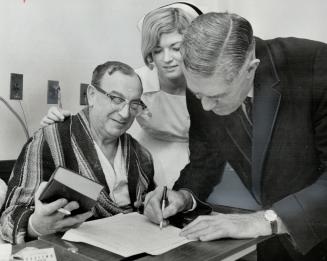 Running from the hospital. Controller Herbert Orliffe, in St. Michael's Hospital when he was nominated for re-election, has his declaration papers wit(...)