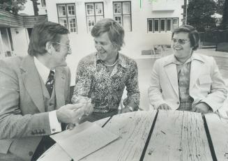 Eye-popping figures, Wayne Belisle, right, youthful president of Minnesota Fighting Saints of the World Hockey Association, appears wide-eyed as he gl(...)