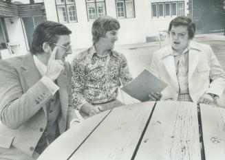 Eye-popping figures, Wayne Belisle, right, youthful president of Minnesota Fighting Saints of the World Hockey Association appears wide-eyed as he gla(...)