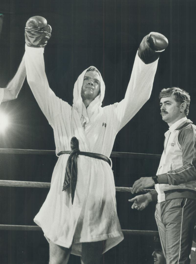 The winnah, Shawn O'Sullivan looks rather bored by it all after his easy six-round decision over run-and-hide opponent Vint Hammock last night. Looking on is his trainer, Peter Wylie