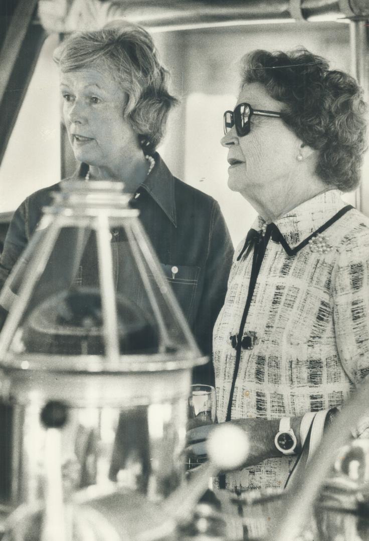 Maryon Pearson (right), widow of former prime minister Lester Pearson, chats with Mrs