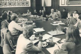 Premier David Peterson, centre right, makes a point during a briefing at Queen's Park yesterday that examined the text of the free trade deal