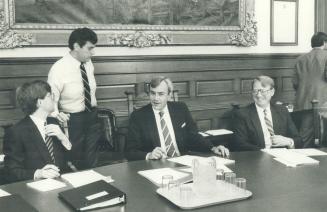 David Peterson, less than a day after being sworn in as Ontario's first Liberal premier in almost 42 years, meets with his 22-member cabinet this morn(...)