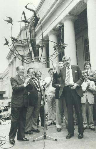 Monument to multiculturalism. Ontario Premier David Peterson, right, acknowledges applause during the unveiling of a monument to multiculturalism in f(...)