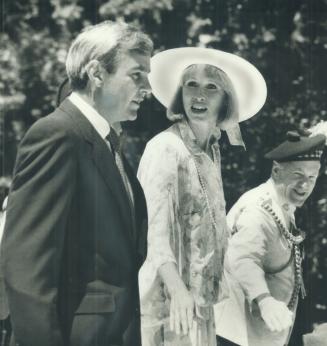 New Ontario Premier, David Peterson, and his wife, Shelley, are seen outside Queen's Park, with Lieutenant Governor John Aird's aide-de-camp Col. Robe(...)