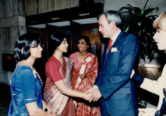 Tribute to victims, Ontario Premier David Peterson shakes hands with Jay Lakshman, who lost her husband and daughter in the crash of Air-India flight (...)