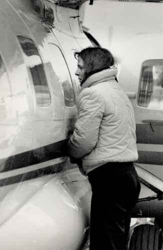 Delicate cargo, Burn victim Joey Philion, 14, gets words of encouragement and one last check through the airplane window from his mother, Linda Hawkin(...)