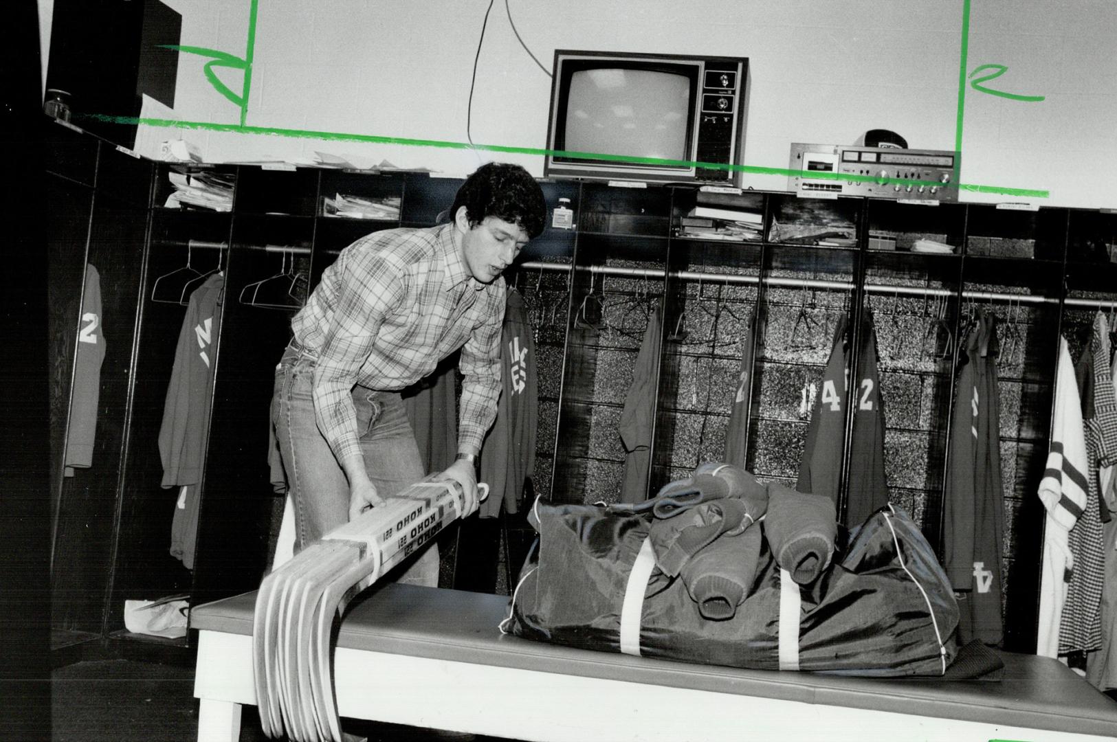 Packing, Defenceman Robert Picard packs his sticks and dufflebag at Maple Leaf Gardens, ready to head for his hometown and a new career as a Montreal (...)