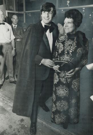 Show-stopping entrance of the evening went to Toronto art gallery owner Jack Pollock who arrived wearing ankle-length cloak with Paris art dealer Denise Rene