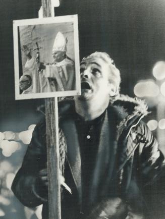 Prayer for Pope, A man raises a poster of Pope John Paul II at a special Mass in Vatican City and prays for the Pontiff's recovery. Italian doctors sa(...)