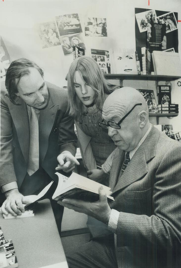 Warm hand freminge, Film director Otto Preminger autographs book about himself for Leslie Smith, 15, as author Gerald Pratley looks on. the film-maker(...)