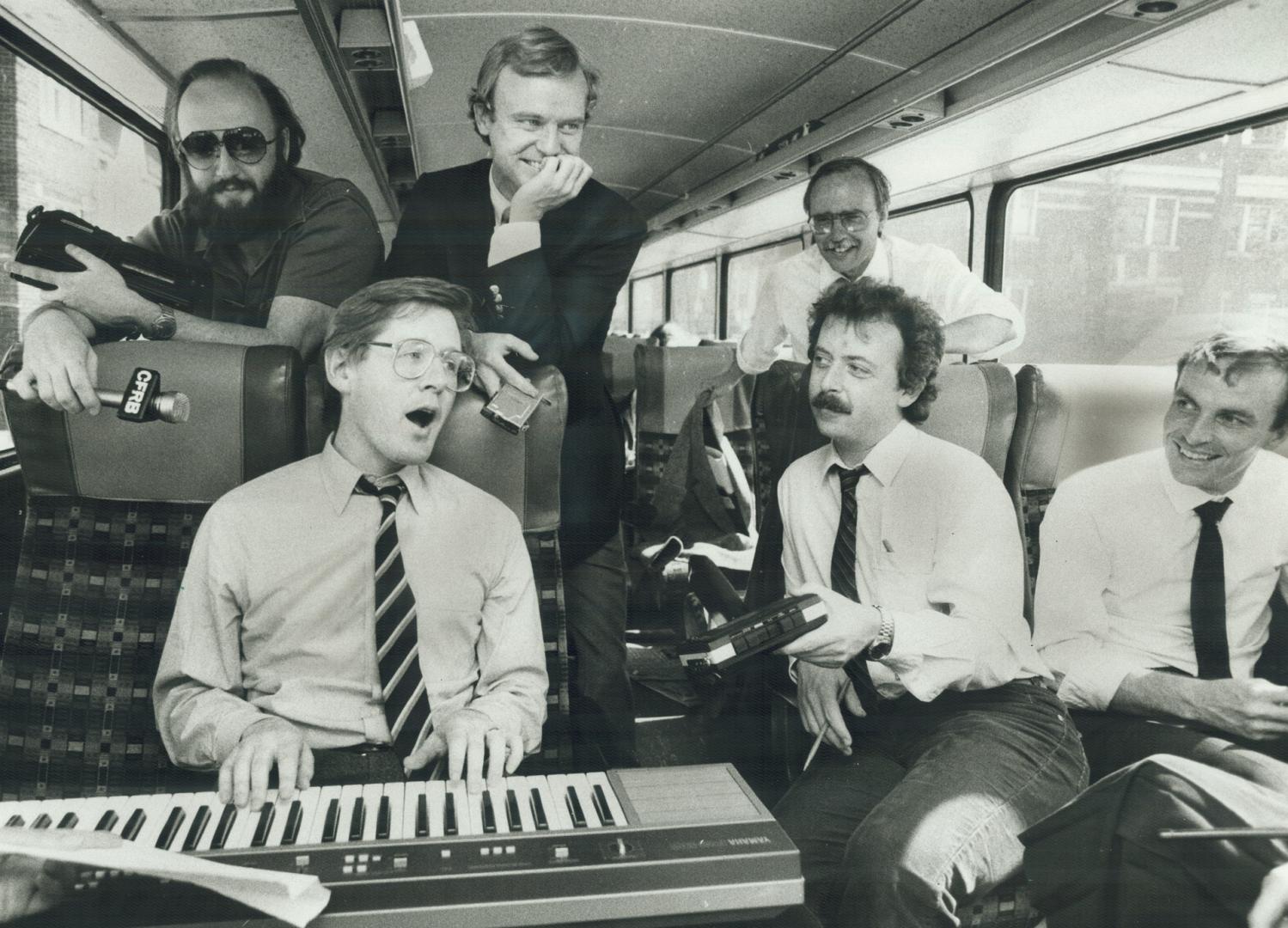 Has he found the key to success? New Democrat leader Bob Rae serenaded a captive audience of reporters yesterday on his campaign bus. And he certainly(...)