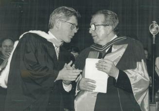 Italian leader honored. Premier Bob Rae, left, applause yesterday as Italian Prime Minister Glullo Andreotti receives an honorary Doctor of Laws degre(...)