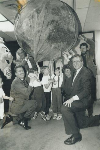 What on earth . . .? Pupils from Ossington or Old Orchard public school show an Earth week display, created by Ralph Thornton Centre students, to Metr(...)