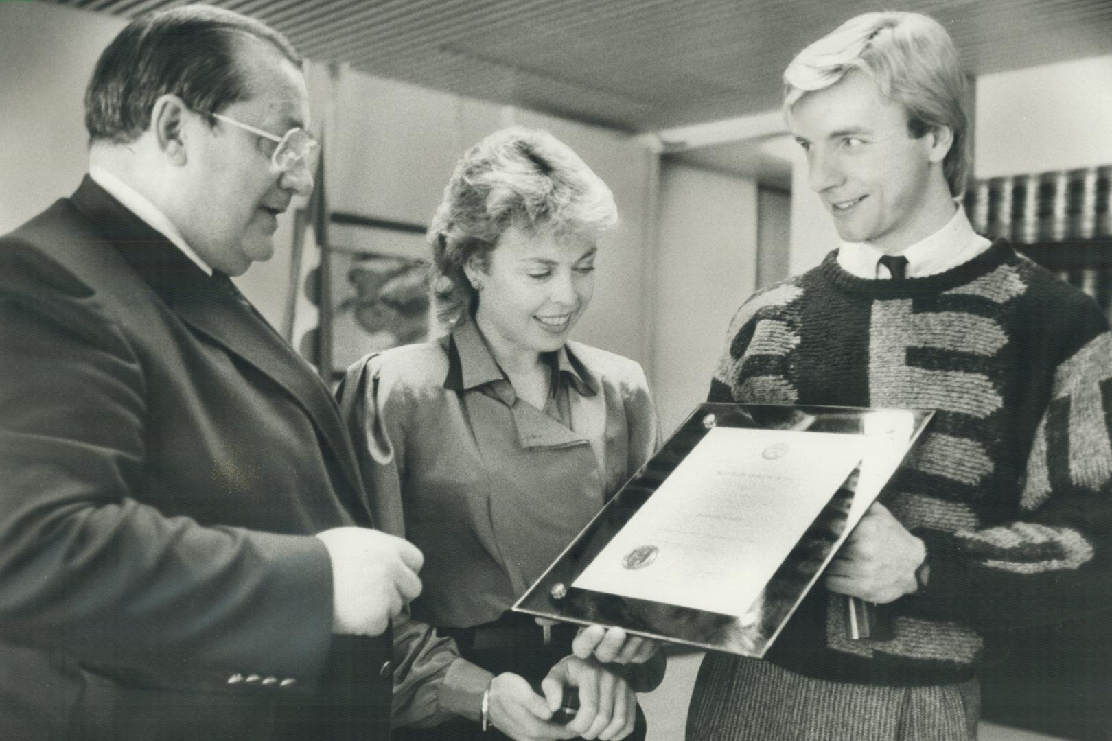 Welcoming world champions. Metro Chairman Dennis Flynn (left) presents world ice dancing champions Jayne Torvill, 28, and Christopher Dean, 27, with a(...)