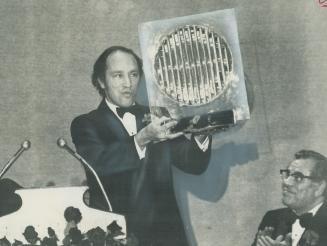 Sculpture in acrylic, by Toronto sculptor Gerald Tooke, is examined quizzically by Prime Minister Pierre Trudeau after it was presented to him last ni(...)