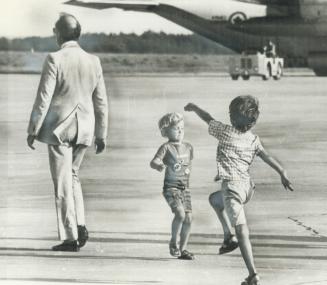 The queen had just left and the military band was still playing marches, so 3-year-old Sacha and 5-year-old Justin marched back and forth while their (...)