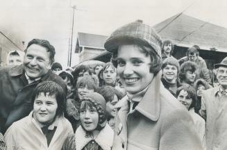 I just stand ther and smile and don't say anything,' said Margaret Trudeau during a whistle-stop campaign through the east with the Prime Minister. 'I(...)