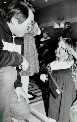 Doctor is the Star Guest. Noted cystic fibrosis researcher Dr. Lap-Chee Tsui listens as Allegra Jones, 3, tells him about the dots she had painted on (...)