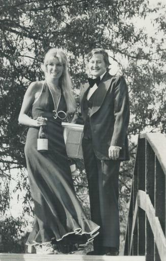 Opera singer Riki Turofsky and Robert Sunter of the Ontario Arts Council enjoyed the soft spring evening strolling over a bridge on the Avon River at (...)