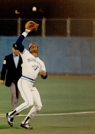 Willie Upshaw gets set to squeeze at pop up early in last night's playoff game at Exhibition Stadium