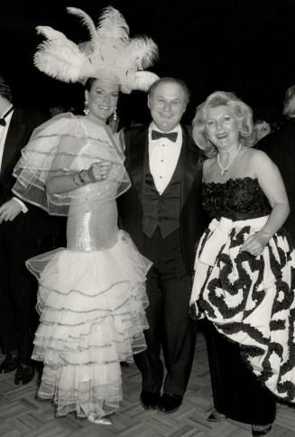 Left to right, ball committee member Catherine Mackenzie-Nugent with emcee Al Waxman and wife Sarah