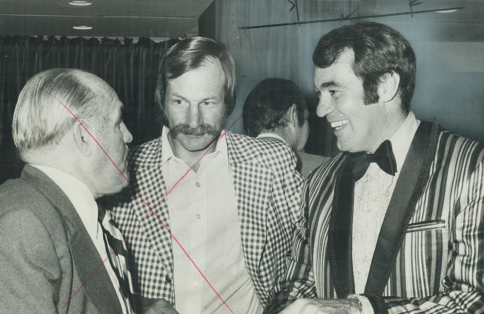 Ed Westfall (right), winner of Charlie Conacher Memorial Trophy, enjoys laugh as he chats with Maple Leafs' Vice-President King Clancy (left) and Eddi(...)