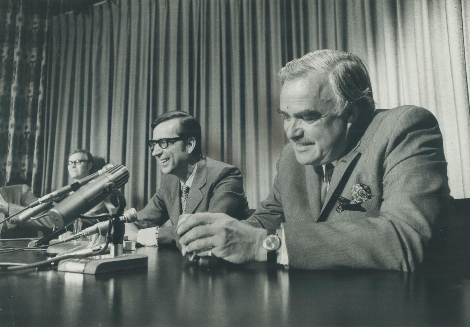 After a fruitful discussion, Quebec Premier Robert Bourassa and Premier John Robarts of Ontario smile as they speak to a press conference at Queen's P(...)