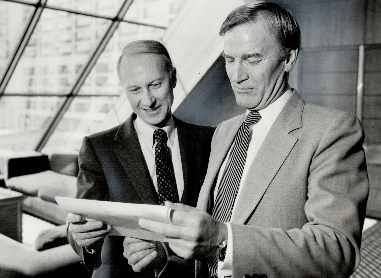 Trouble ahead? Stan Roberts, right, chairman of the Canadian Chamber of Commerce, speaks to Fred Garner, new chairman of the Rubber Association of Can(...)