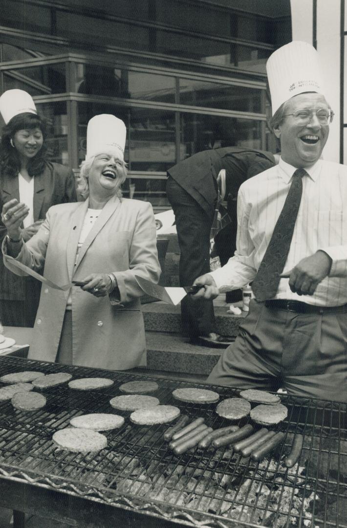 Heat's on for united way. Good-humored cooks June Rowlands, chairman of the Metro Police Commission, and Toronto Mayor Art Eggleton preside over a bar(...)