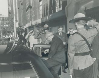 President Giuseppe Saragat get into his car outside Royal York for ahead-of-schedule motorcade through metro to airport and start of fishing trip. He'(...)