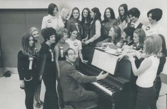 Sing along with Service. North York mayor James Service leads a sing-along around a piano at North York's Centennial Centre with Contestants in next M(...)