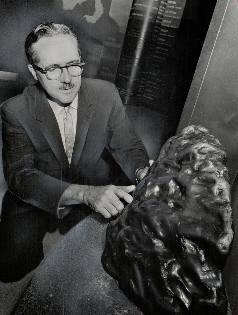 386-Pound Meteorit at Royal Ontario museum. Dr. V. B. Meen si museum's chief mineralogist