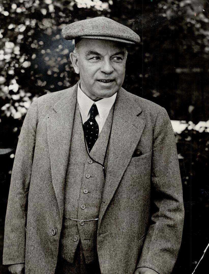 Mackenzie King had ignored a warning from the beyond, we might now ondering political union with the U.S., says writer Desbarats. [Incomplete]