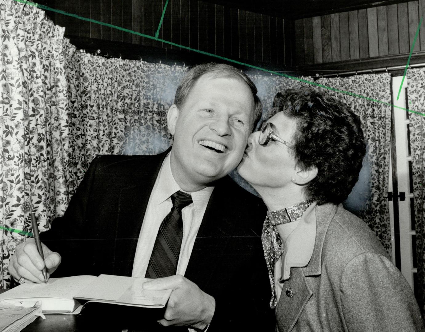 Kisses for Gary: Star columnist Gary Lautens got a big kiss on the cheek from Jean Bradley, chairman of the Stephen Leacock awards committee after receiving the Leacock Memorial Award for Humor for his book, Take My Family