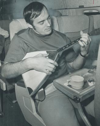 Frank Mahovlich. Strums on plane