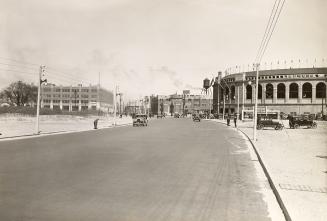 Lakeshore Blvd. W., looking east from west of Bathurst St., Toronto, Ont.