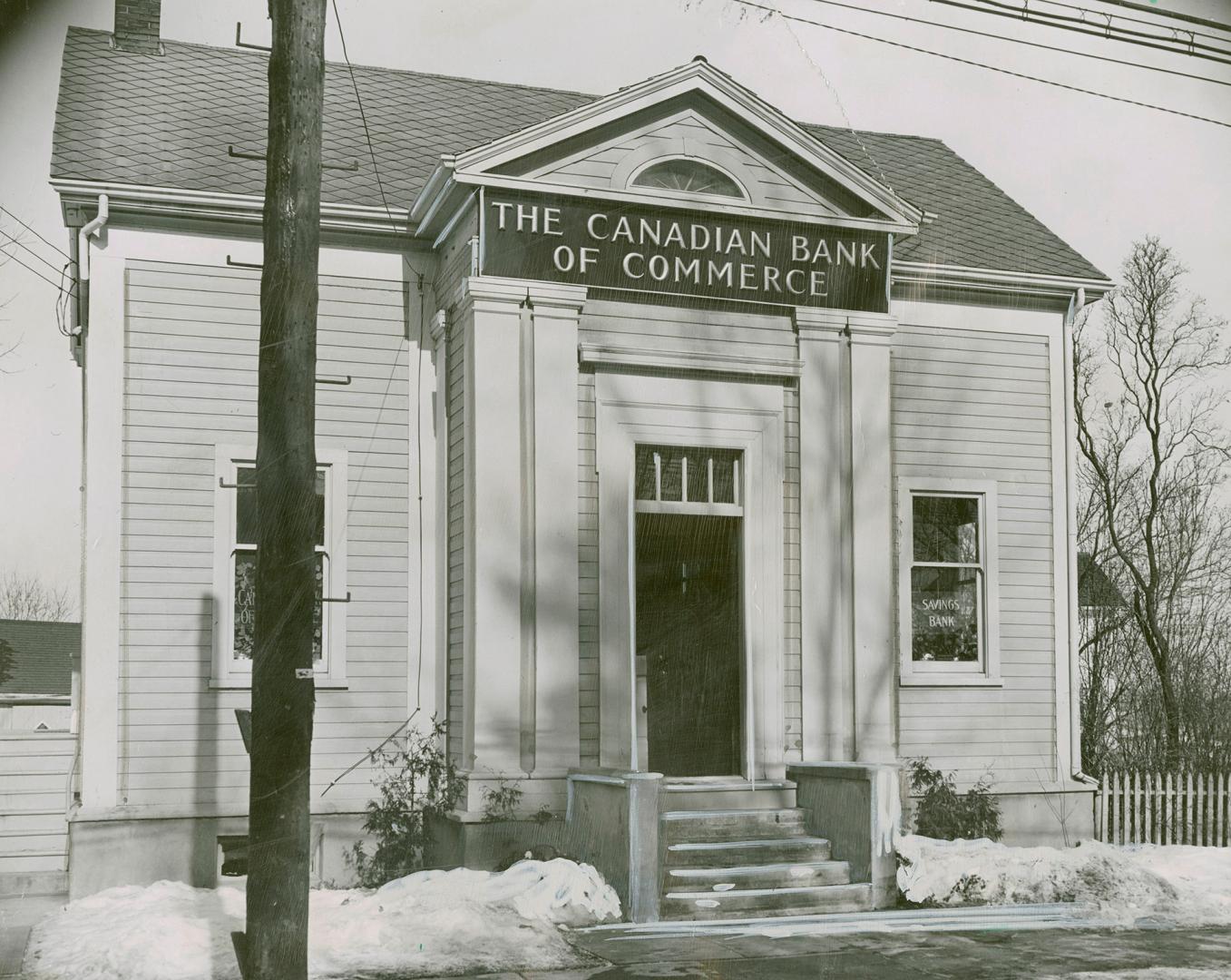 Scene of bank robbery at Canadian Bank of Commerce in King, Ont.