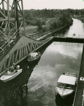 Kirkfield lock: Operates like hydraulic hoist does