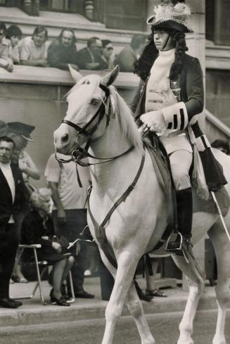 Leading the parade, Maurice Clarke, 35, dressed as King Billy, starts off from Queen's Park today with 4,000 Orangemen, their wives and friends in the(...)