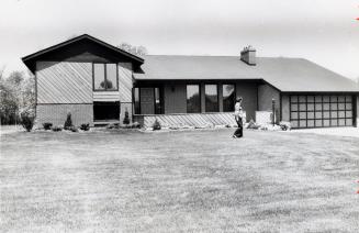 House in Bayshore Village. Ramara, Ontario