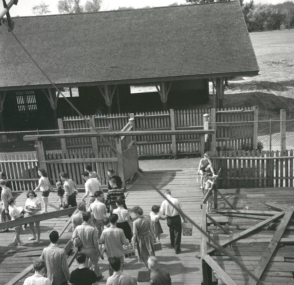 Ferry Docks, Centre Island, view from 'Thomas Rennie'. Toronto, Ont.